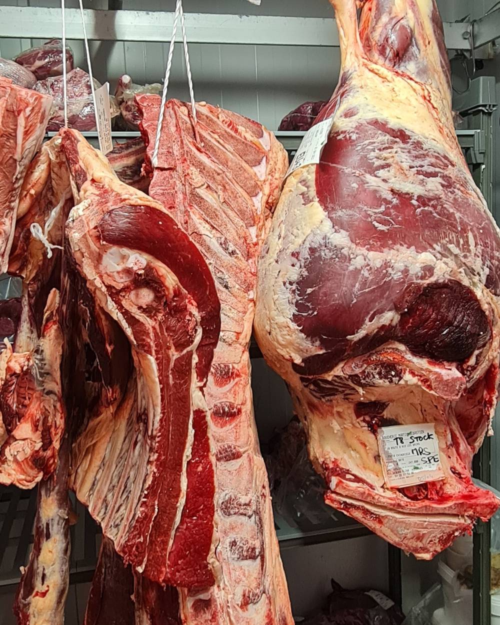 Pièces de boeuf suspendues
