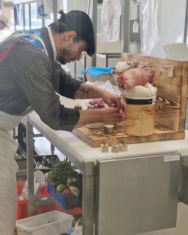 Artisan boucher préparant des morceaux de viande