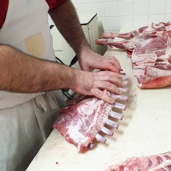 Artisan boucher coupant des morceaux de viande