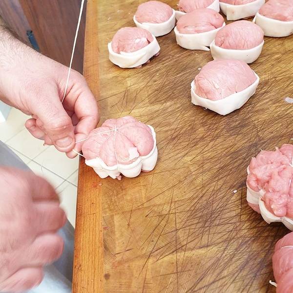 Artisan boucher préparant des paupiette de volaille/veau