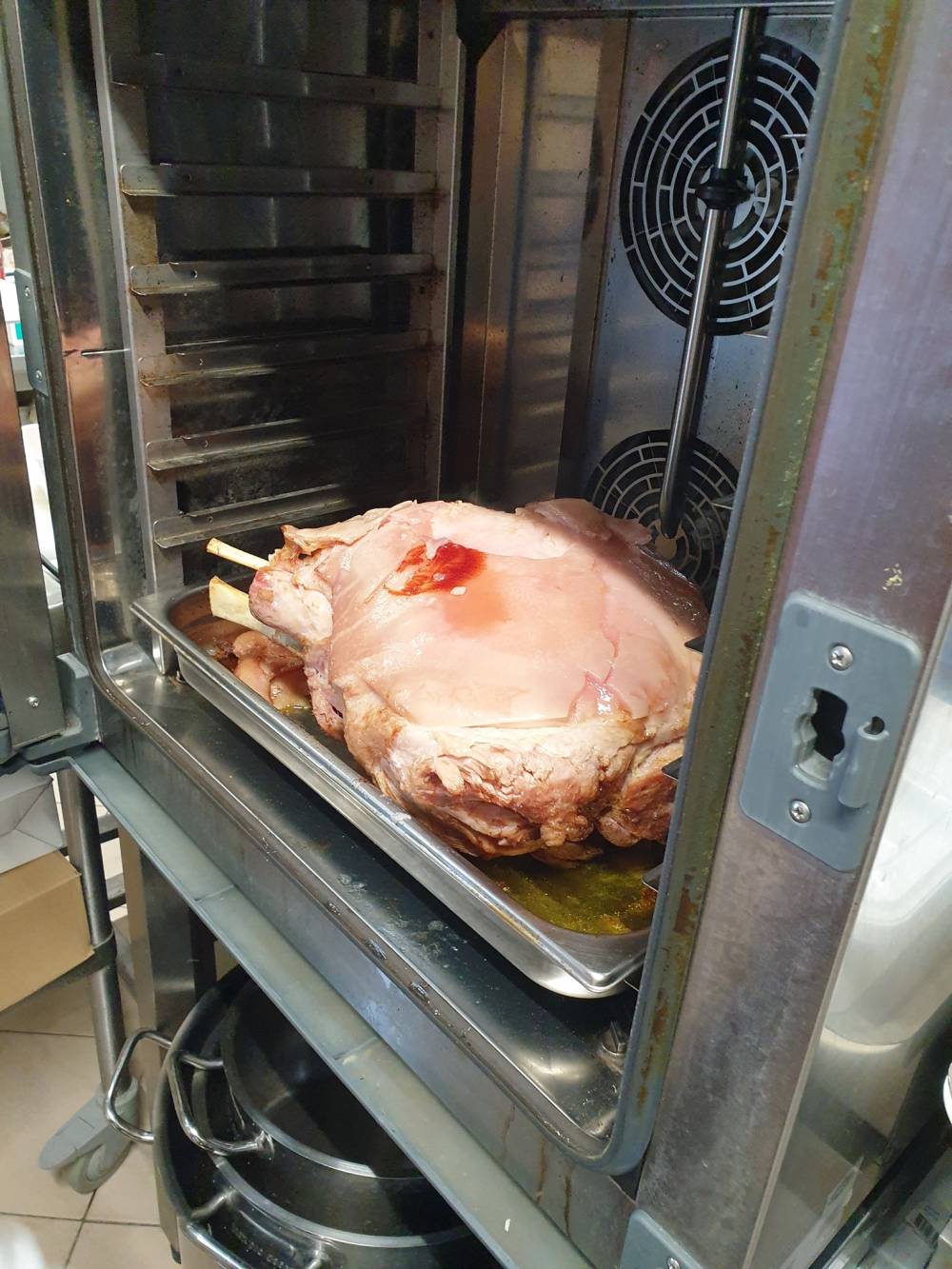Grosse pièce de porc dans le rôtisseur