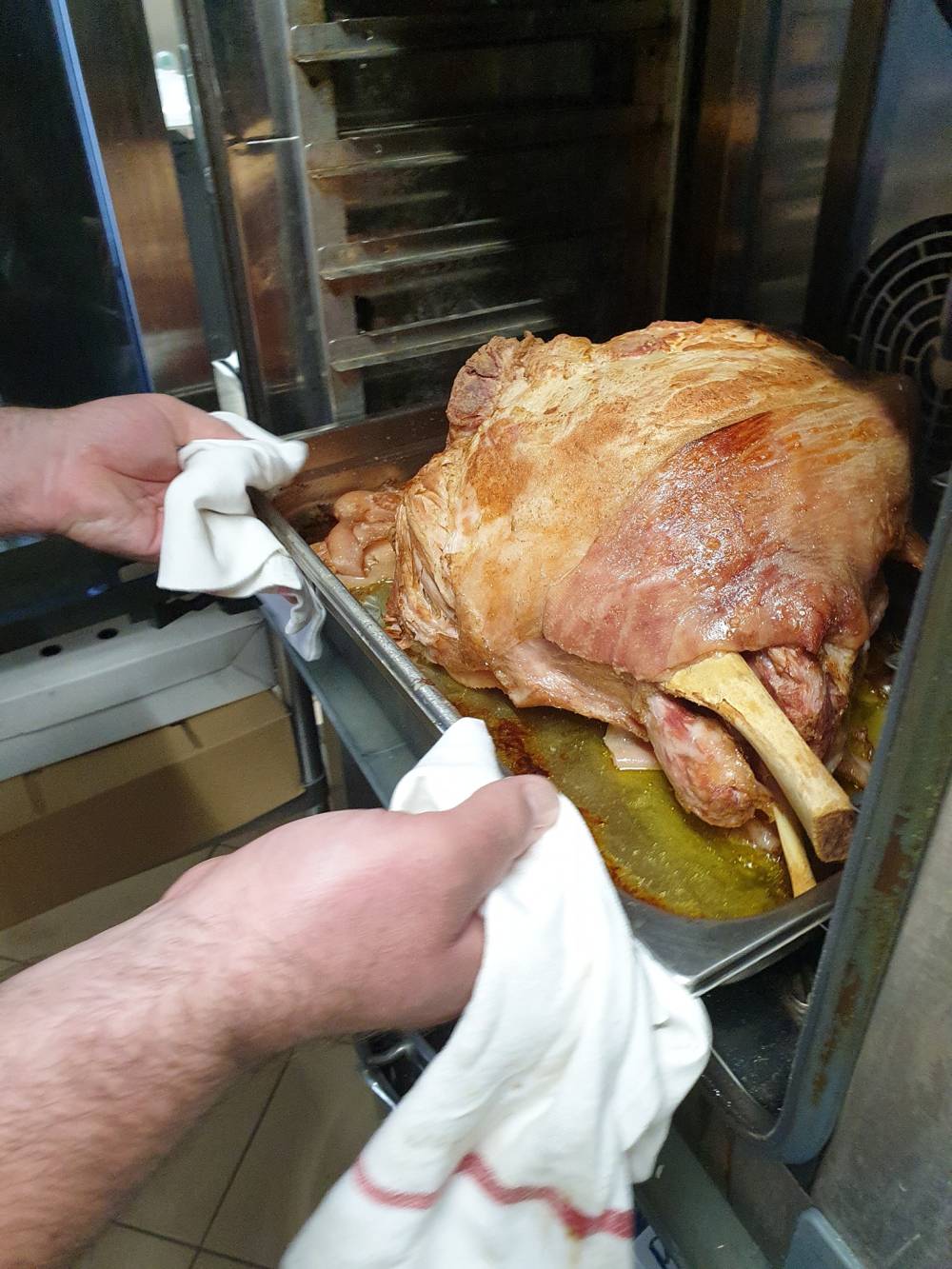 Pièce de porc entrain de rôtir