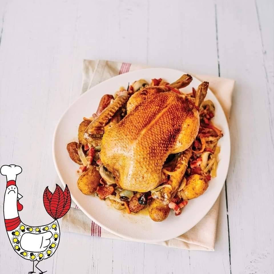 Poulet et pommes de terre rôtis dans une assiette