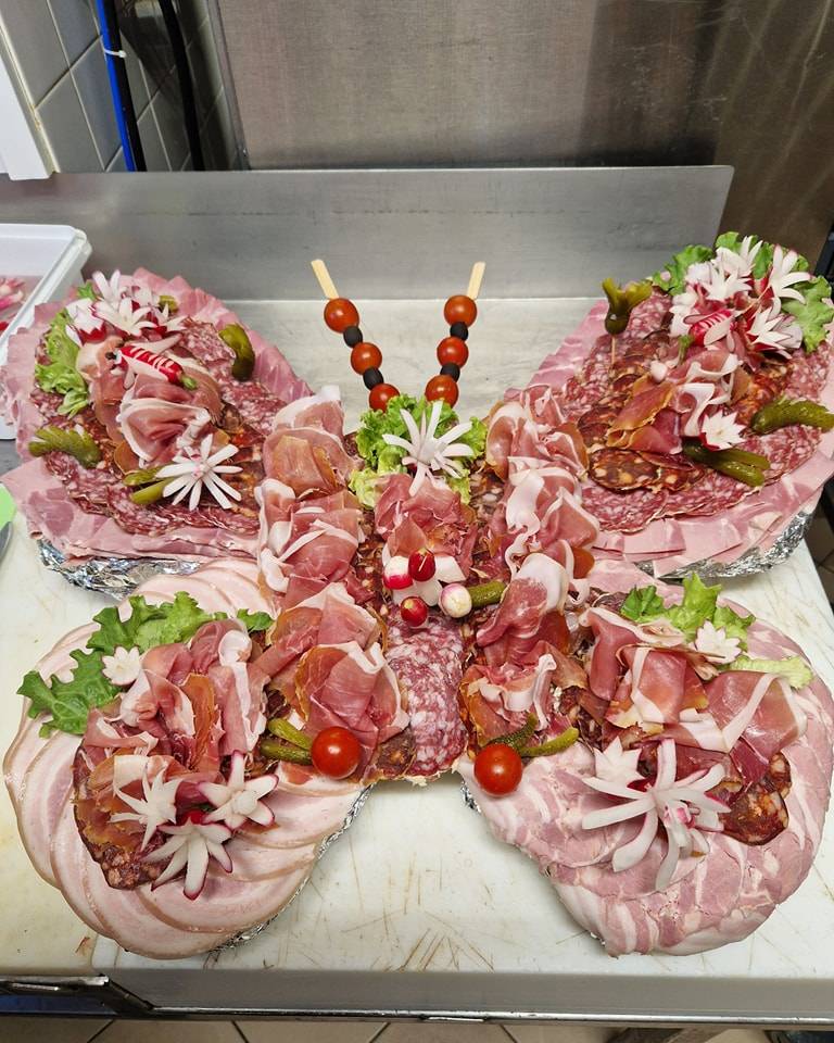 Plateau de charcuteries diverses en forme de papillon