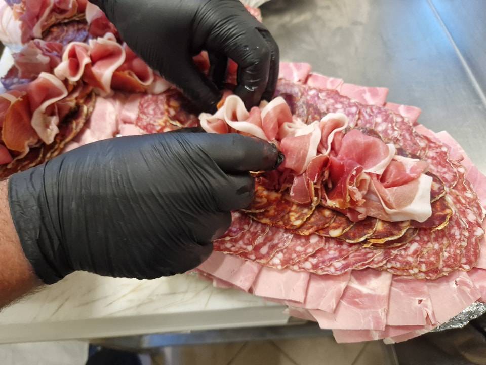 Artisan préparant un plateau de charcuterie